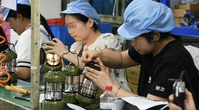 00家小厂包机出海狂揽80亿称霸全球冰球突破游戏浙江小镇“反杀”义乌！8(图4)