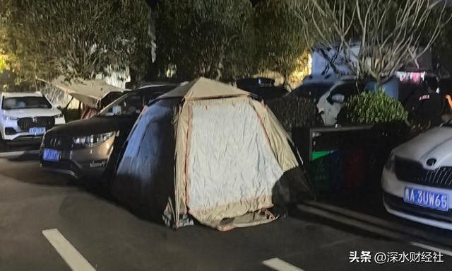 大军：年轻人开始对坐地起价说不！冰球突破爆百万大奖景区外的帐篷(图3)